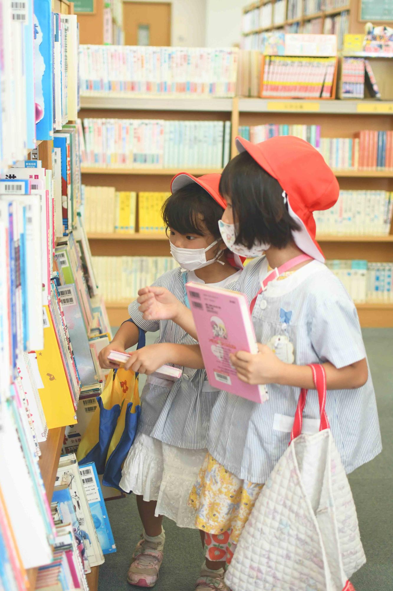 20220901双葉西保育園図書館訪問