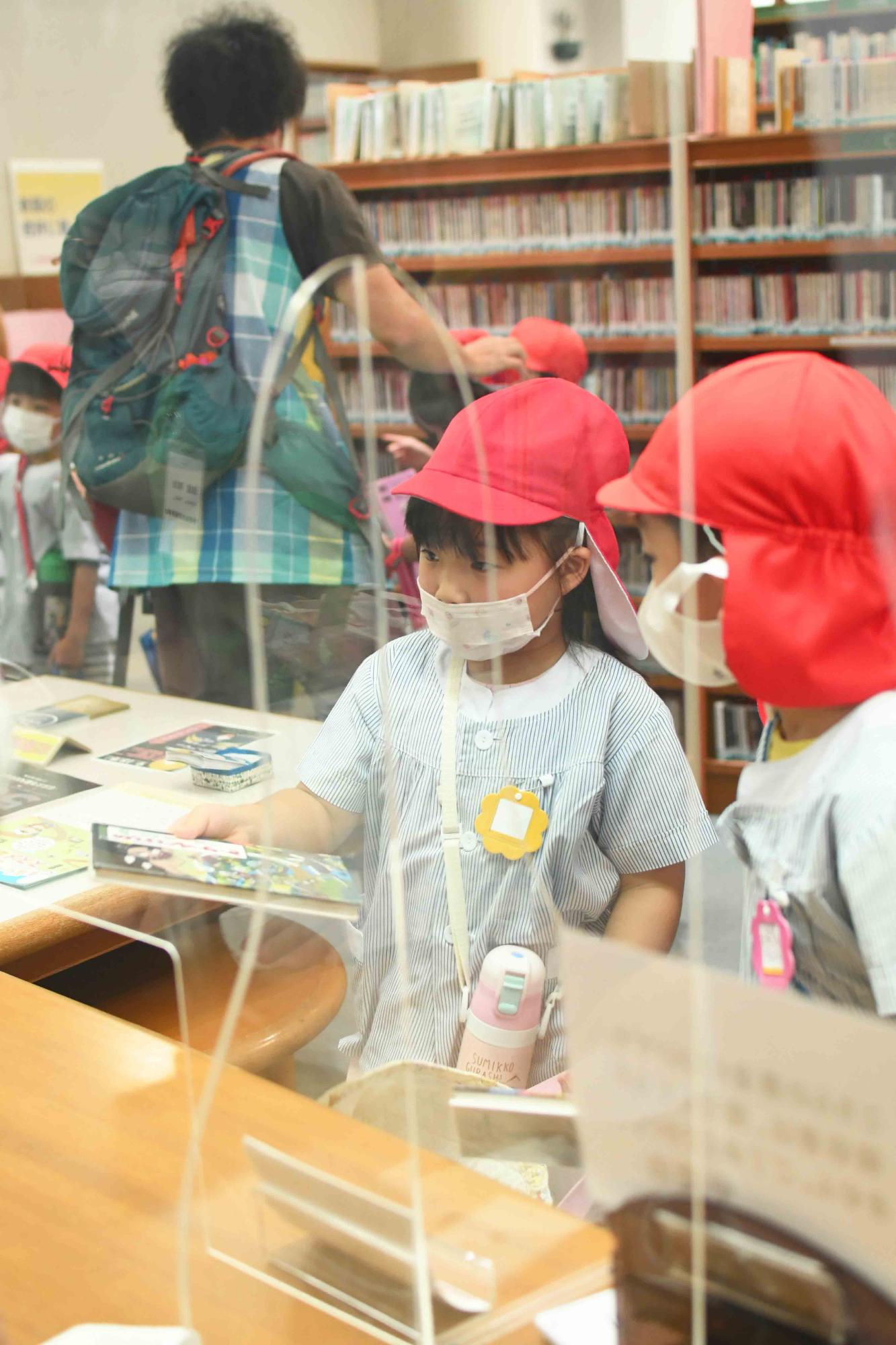 20220901双葉西保育園図書館訪問