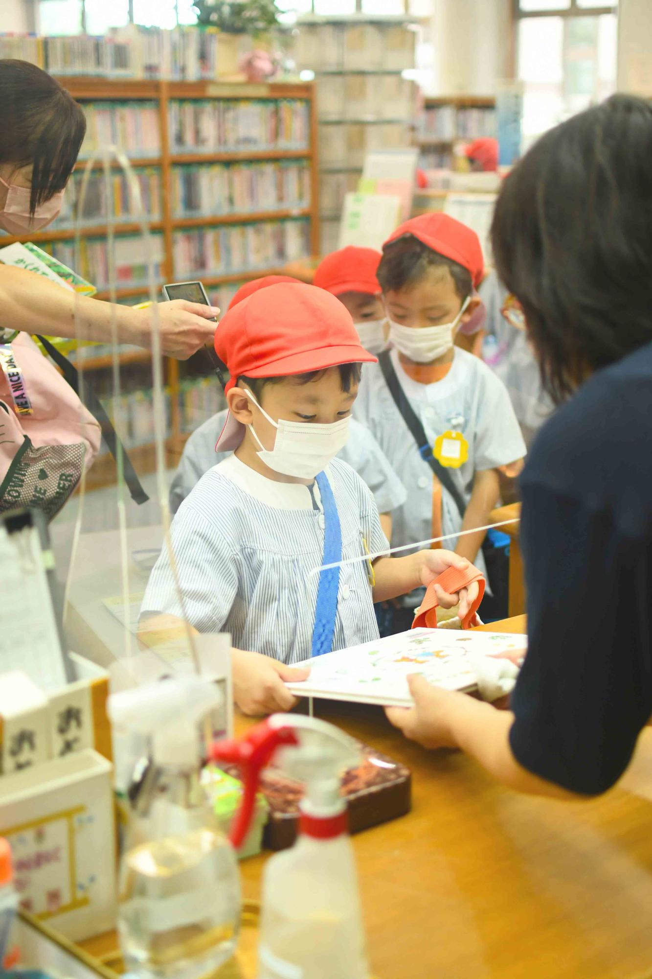 20220901双葉西保育園図書館訪問
