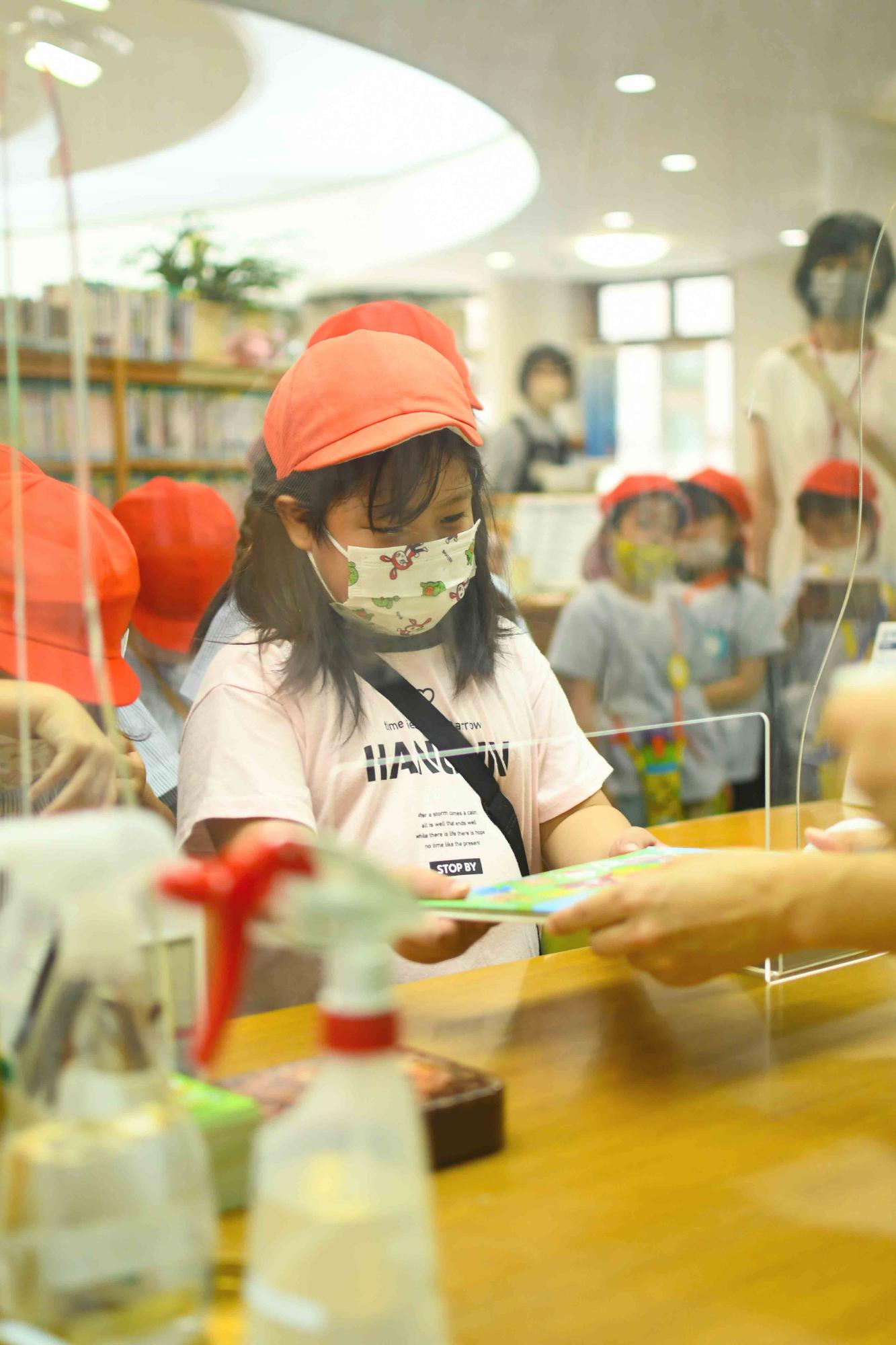 20220901双葉西保育園図書館訪問