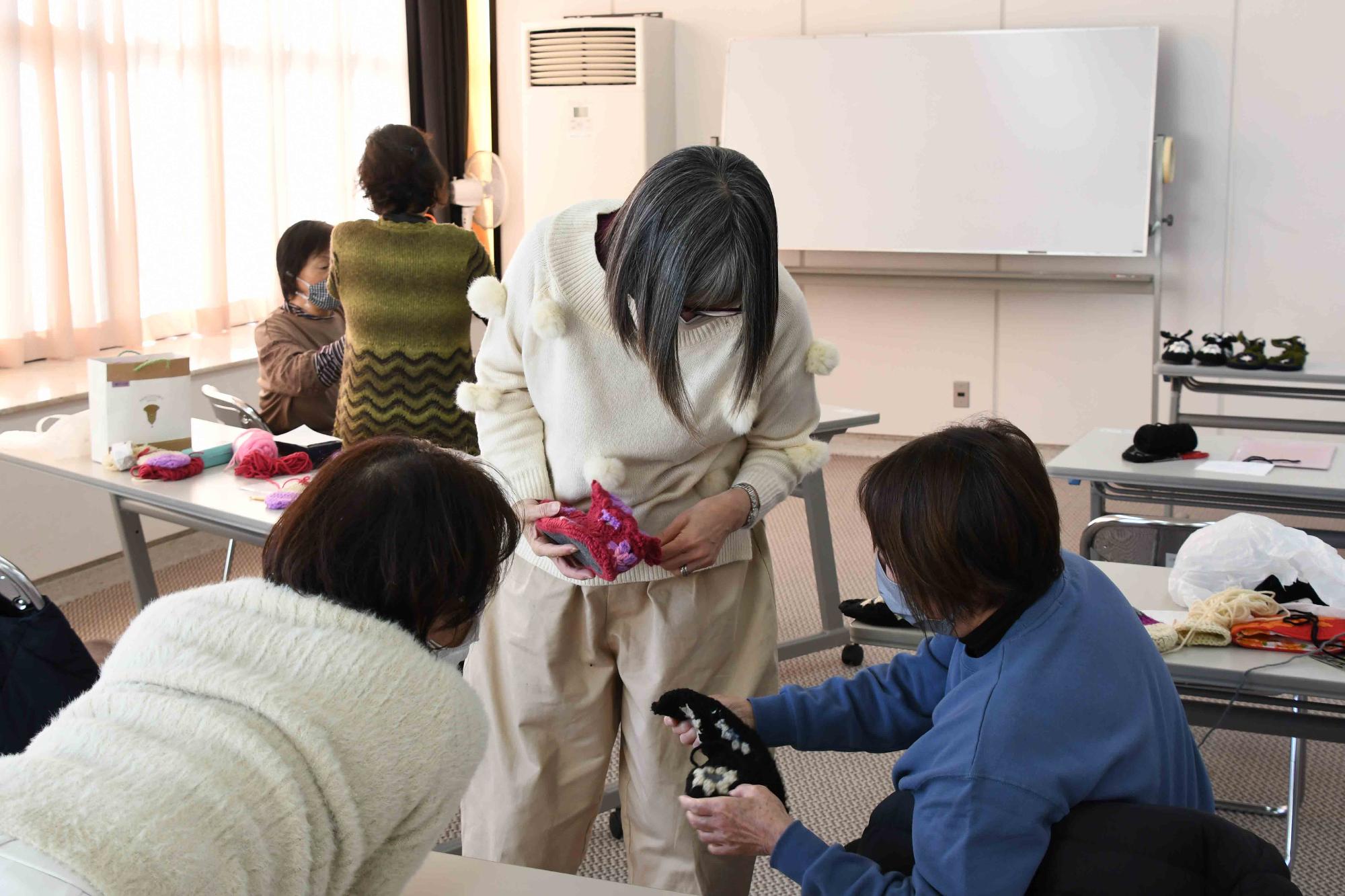 0203花のモチーフ編みでルームシューズ作り