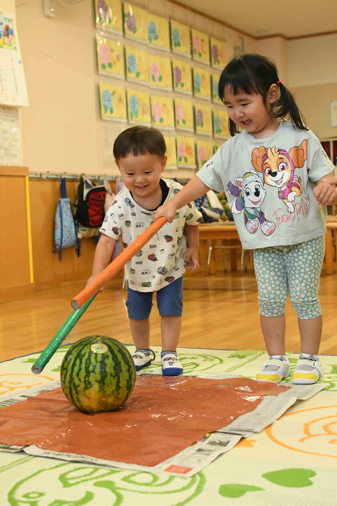 20230704竜王中央保育園すいか割り