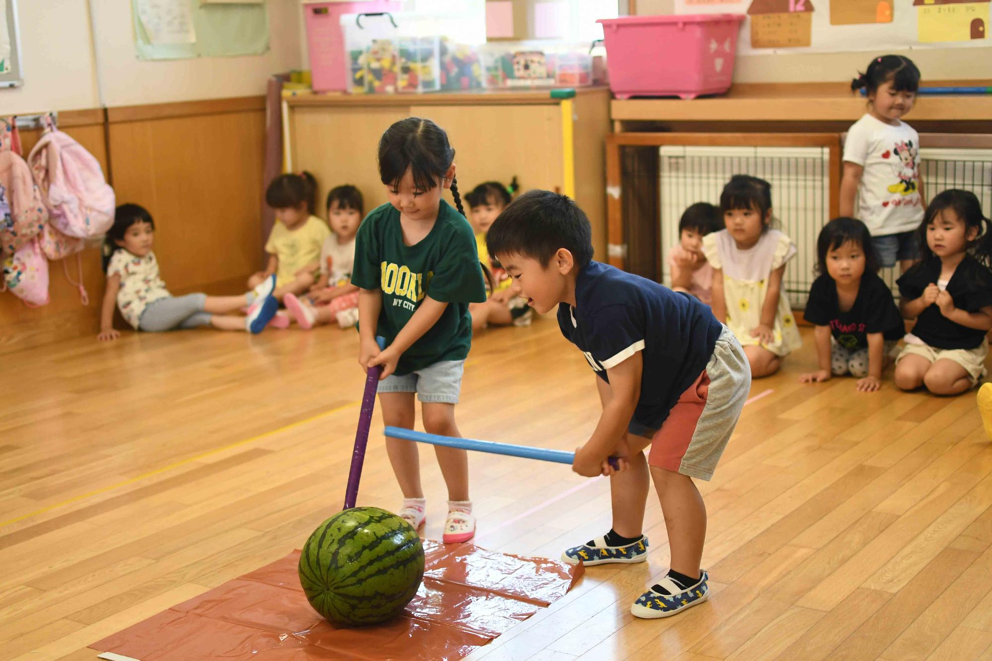 20230704竜王中央保育園すいか割り
