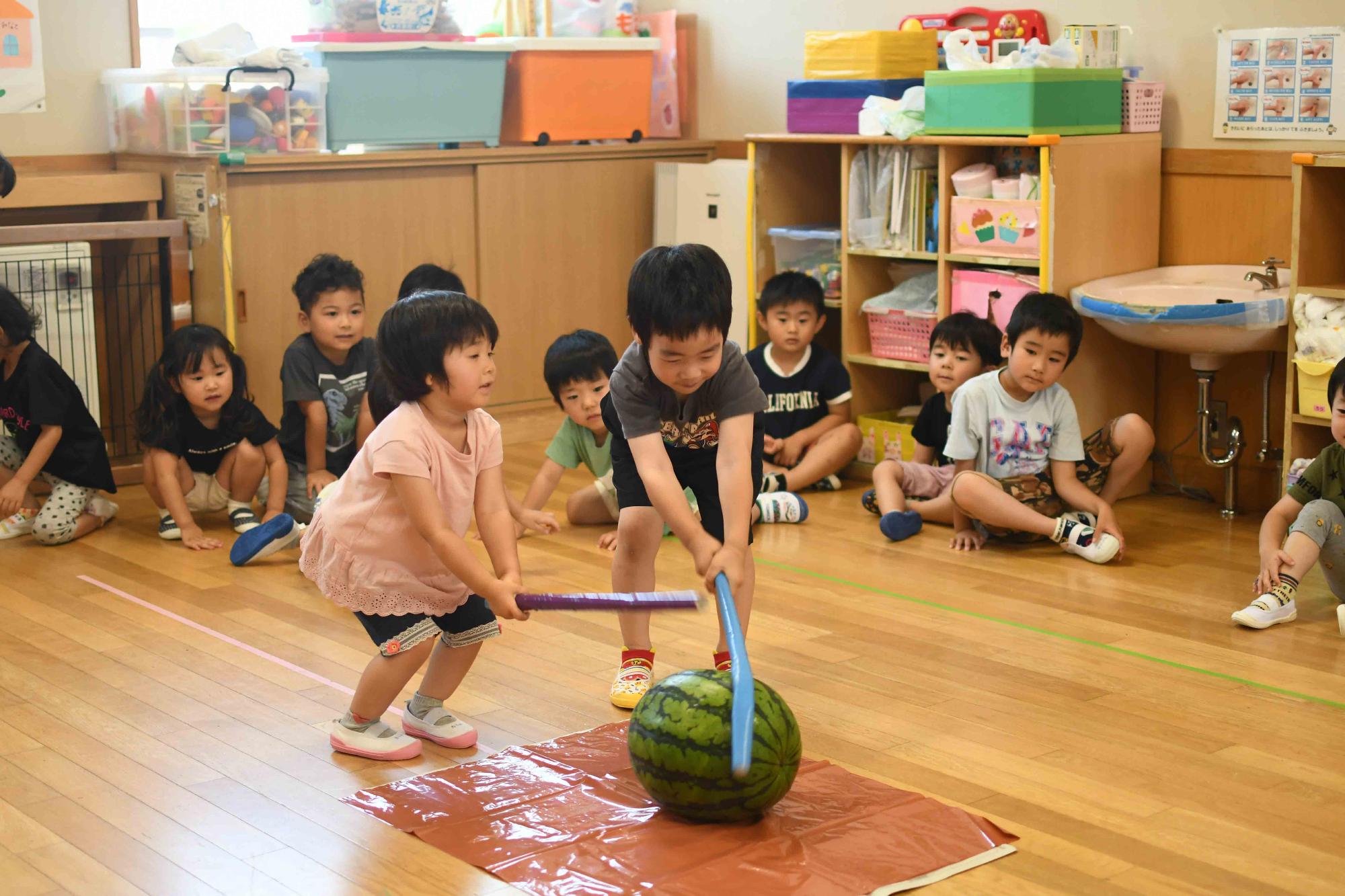 20230704竜王中央保育園すいか割り