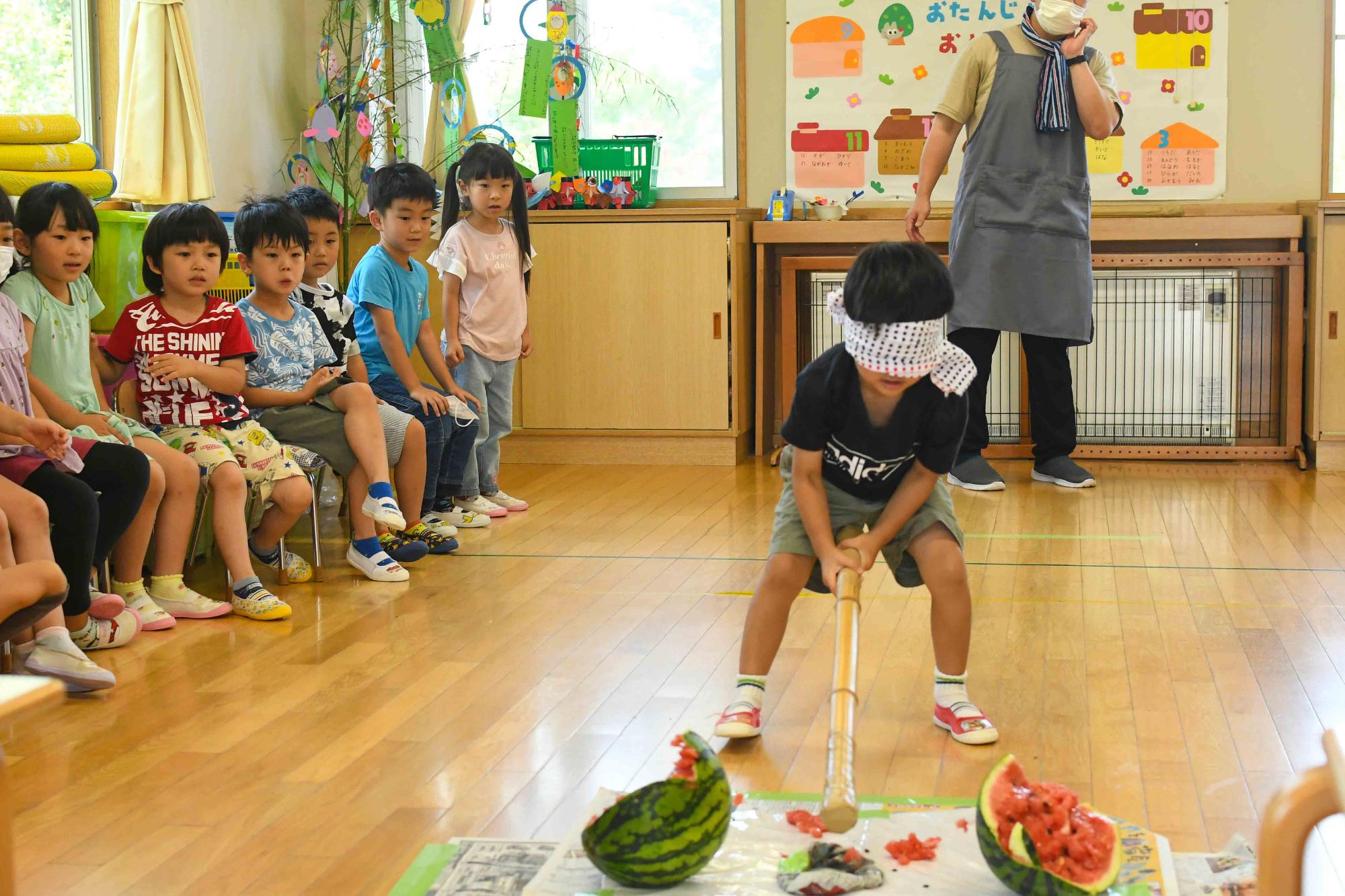 20230704竜王中央保育園すいか割り