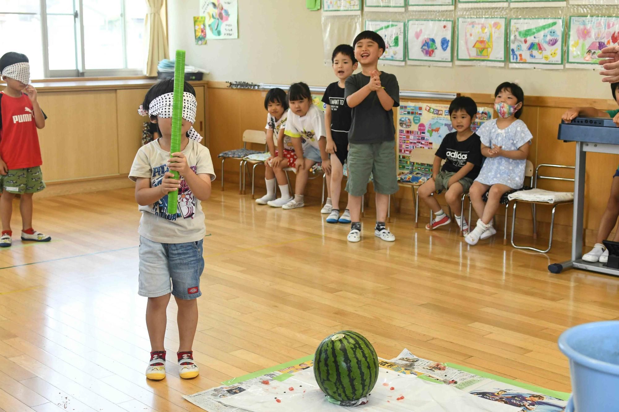 20230704竜王中央保育園すいか割り