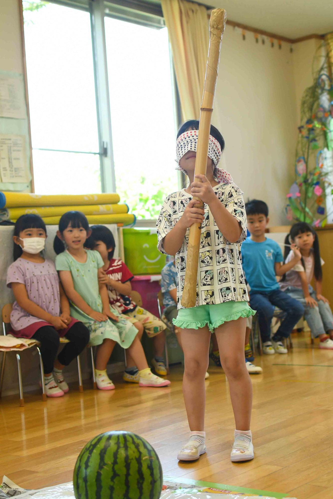 20230704竜王中央保育園すいか割り