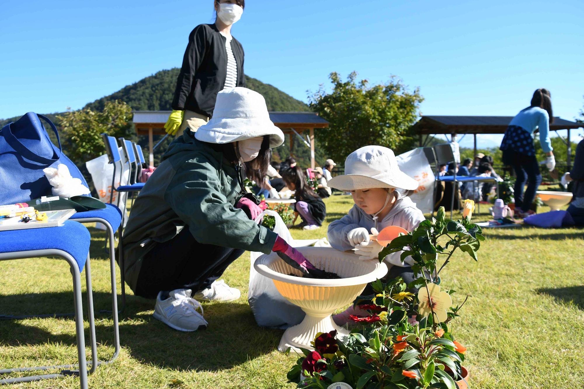 20231022親子ふれ愛寄せ植え教室