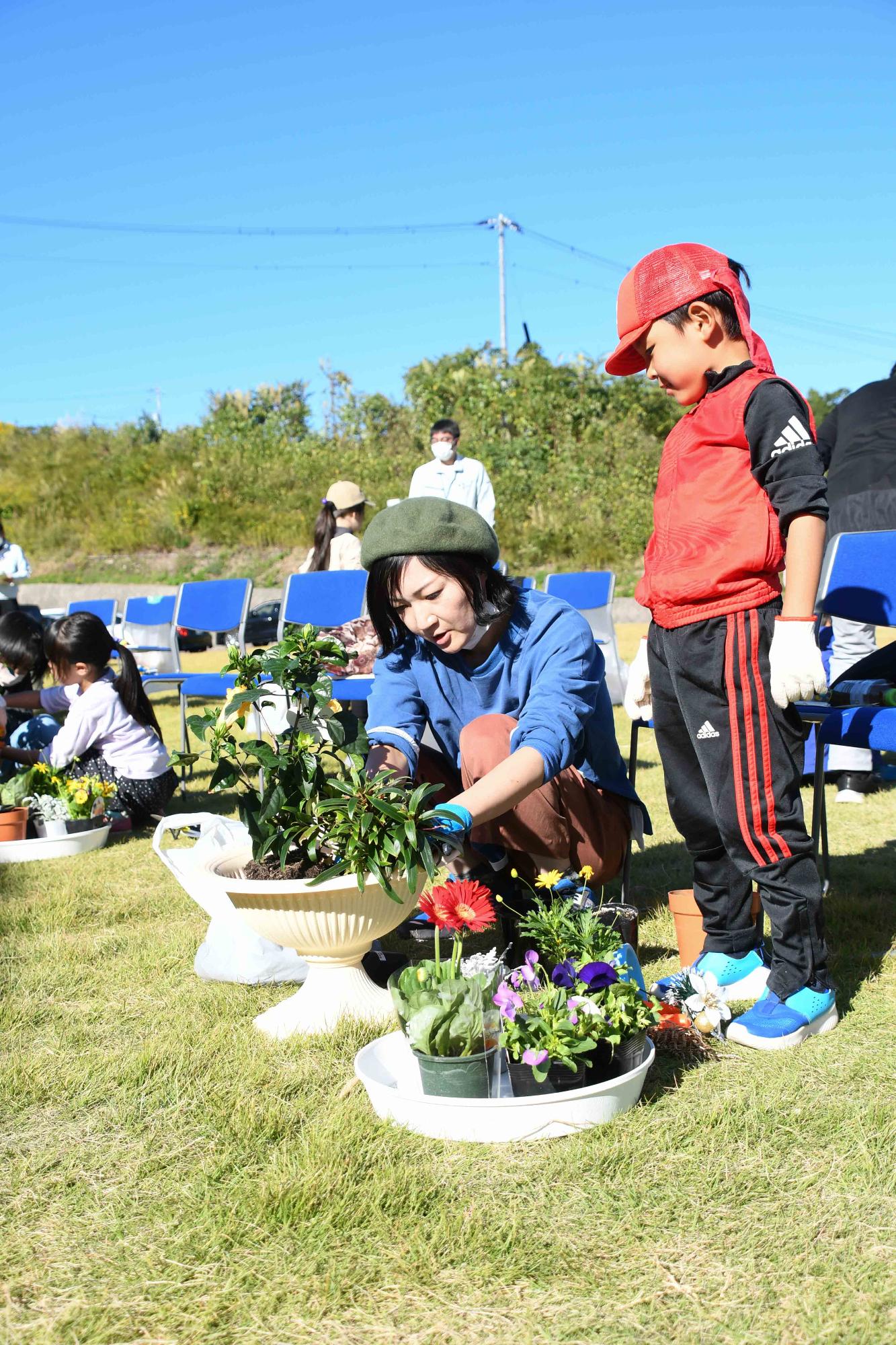 20231022親子ふれ愛寄せ植え教室