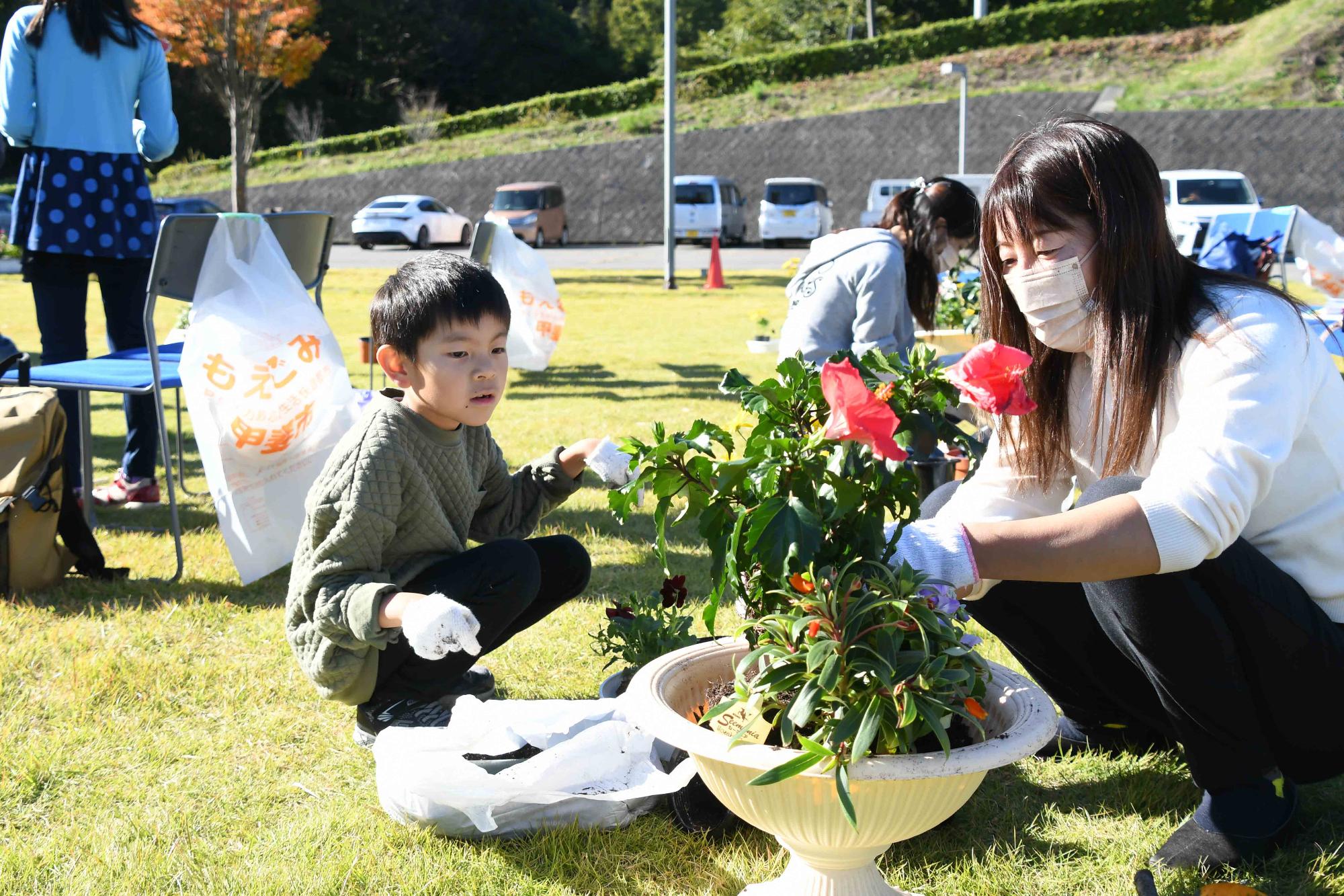 20231022親子ふれ愛寄せ植え教室