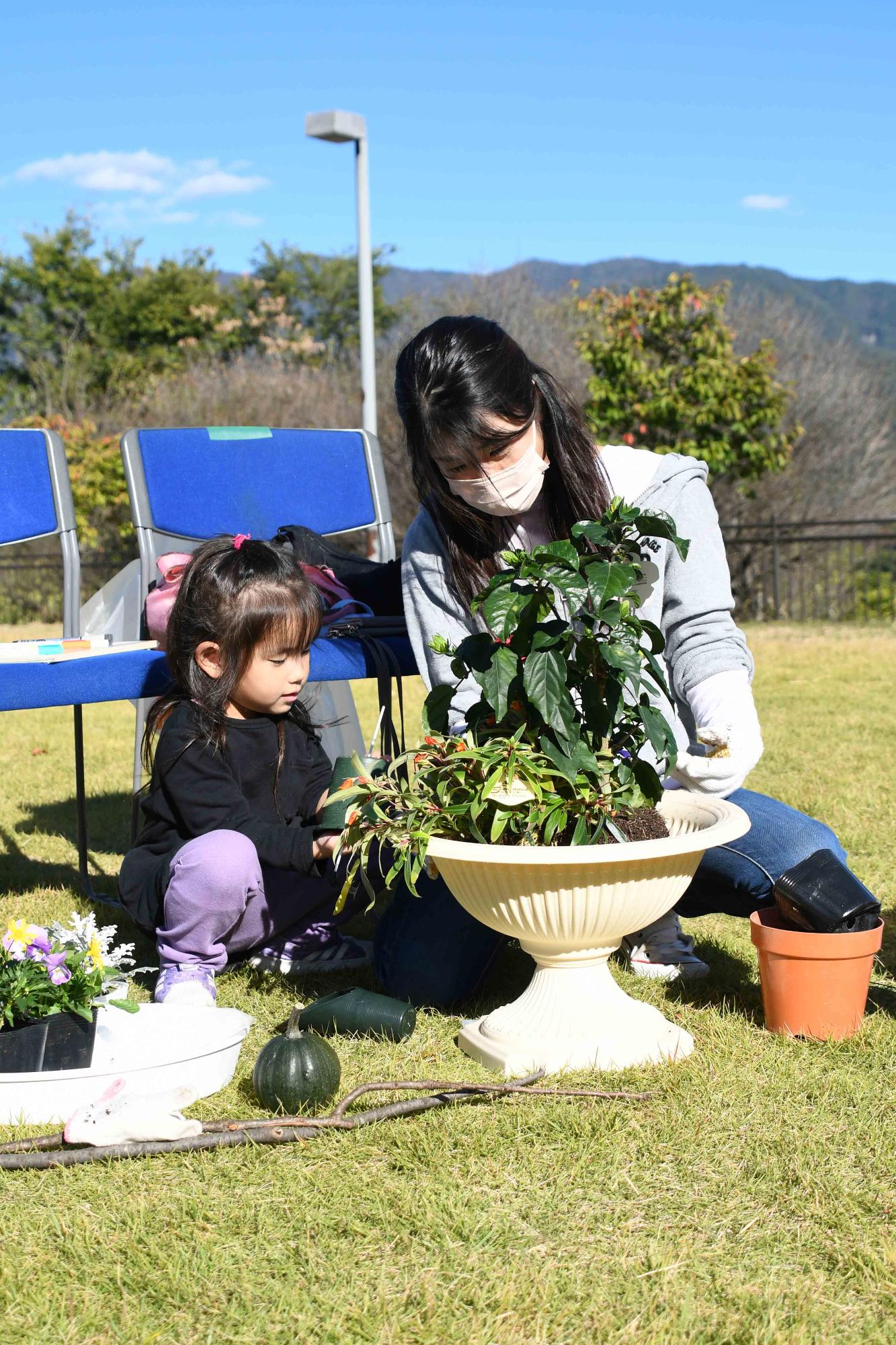 20231022親子ふれ愛寄せ植え教室