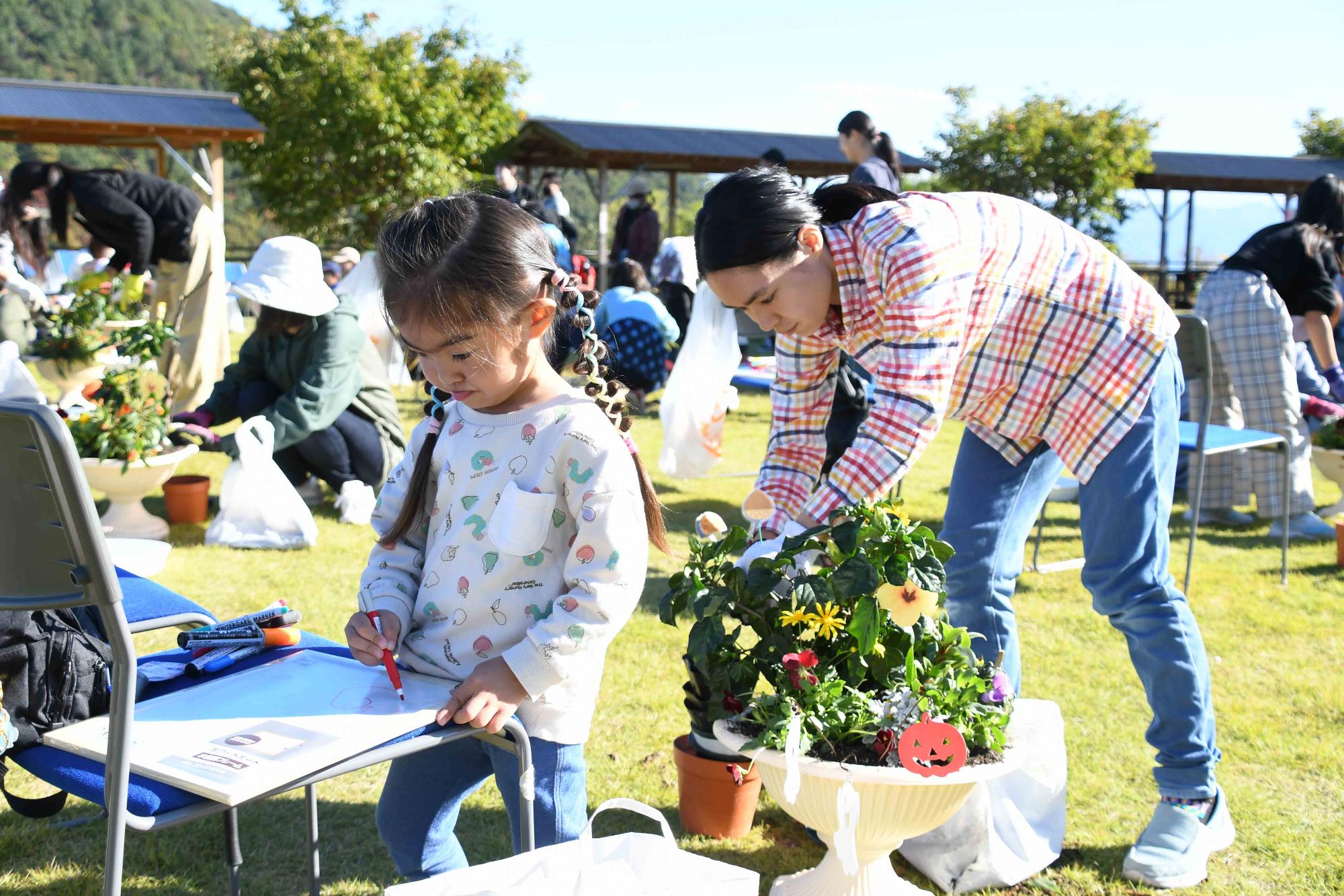 20231022親子ふれ愛寄せ植え教室