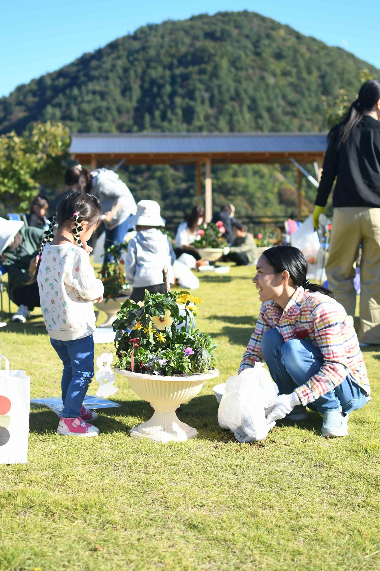 20231022親子ふれ愛寄せ植え教室