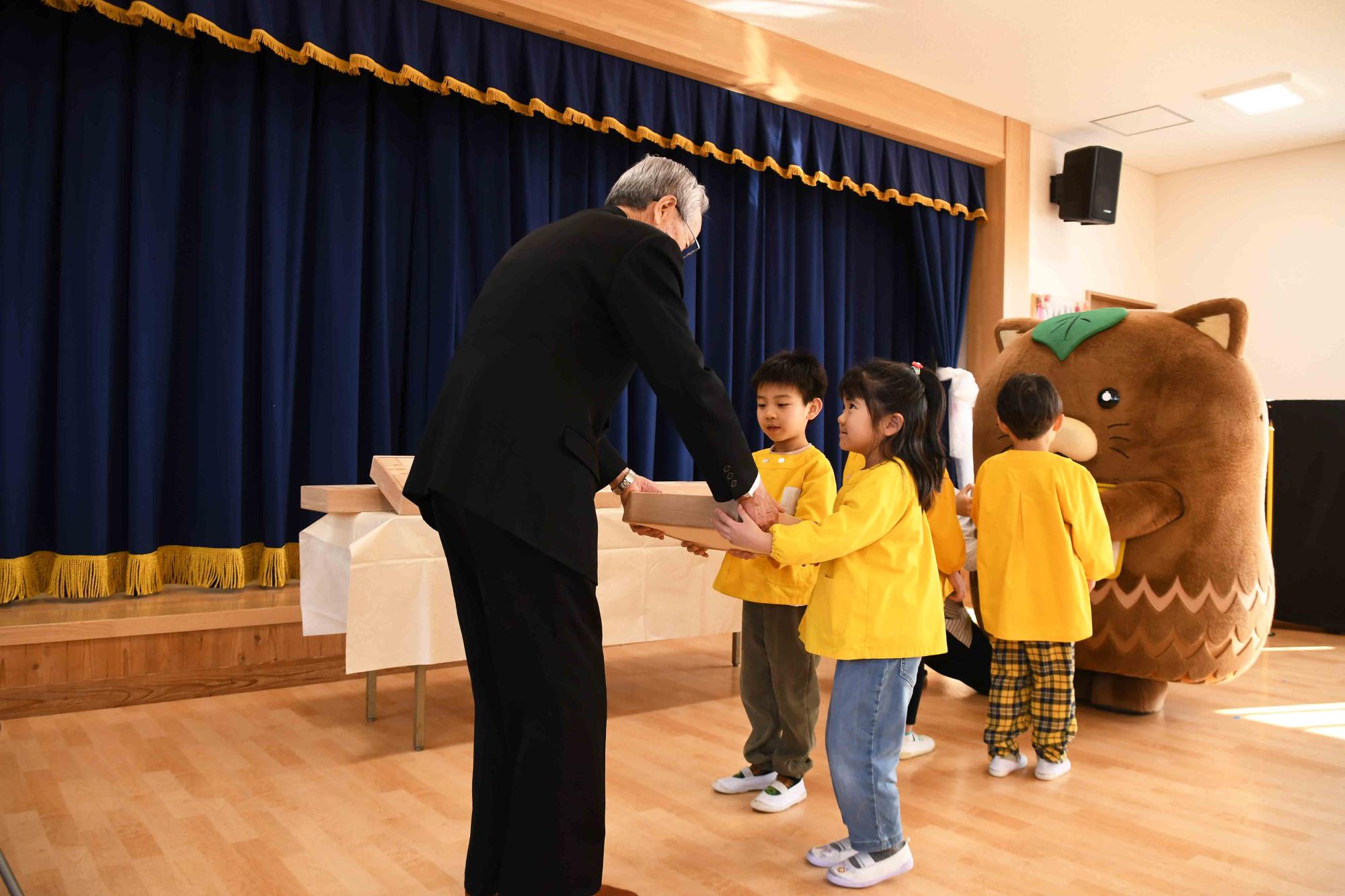 20240308竜王東保育園木製玩具贈呈式