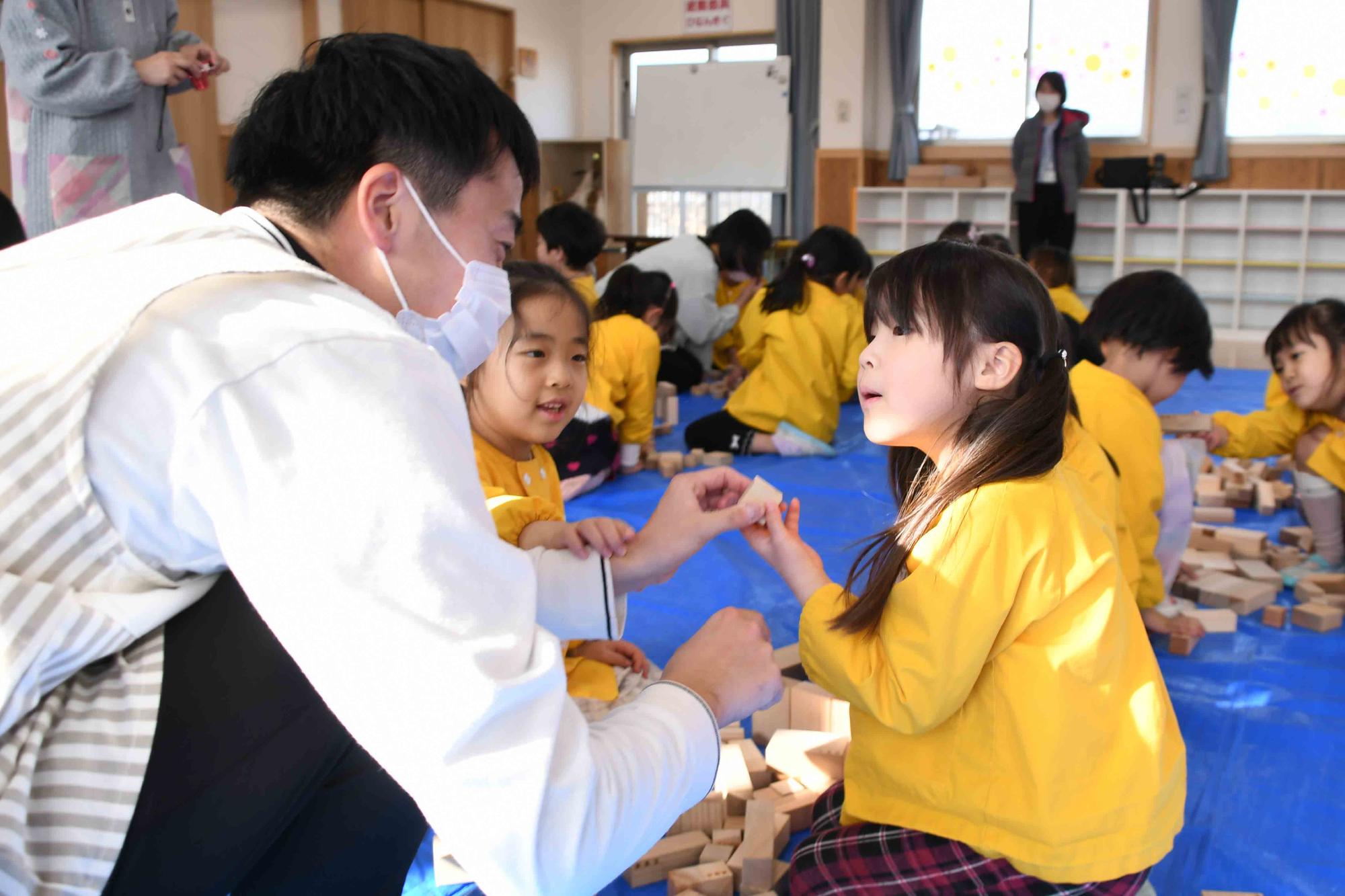 20240308竜王東保育園木製玩具贈呈式