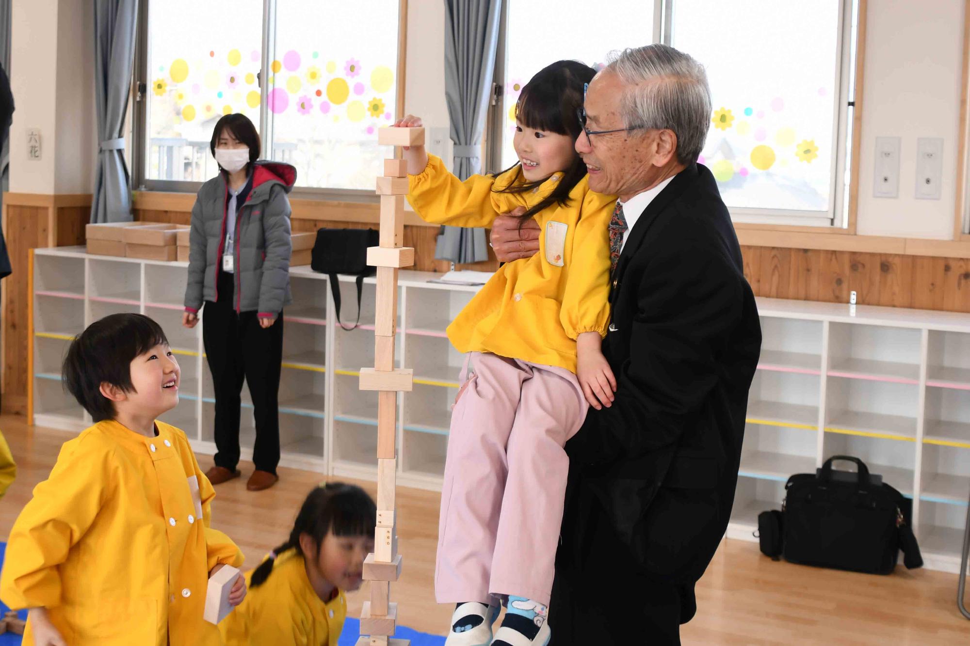 20240308竜王東保育園木製玩具贈呈式