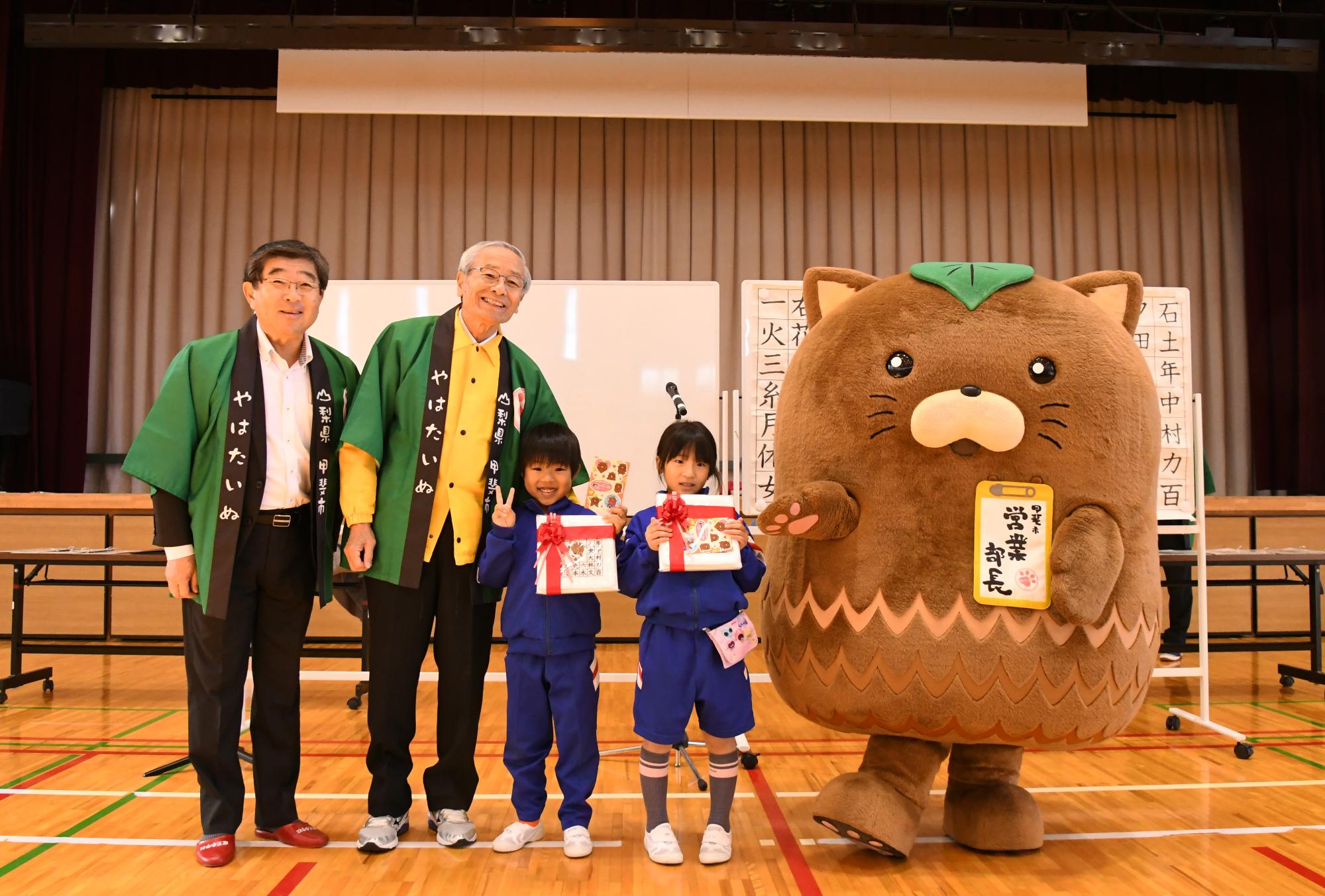 20241031あいさつ運動、字を覚えようキャンペーン