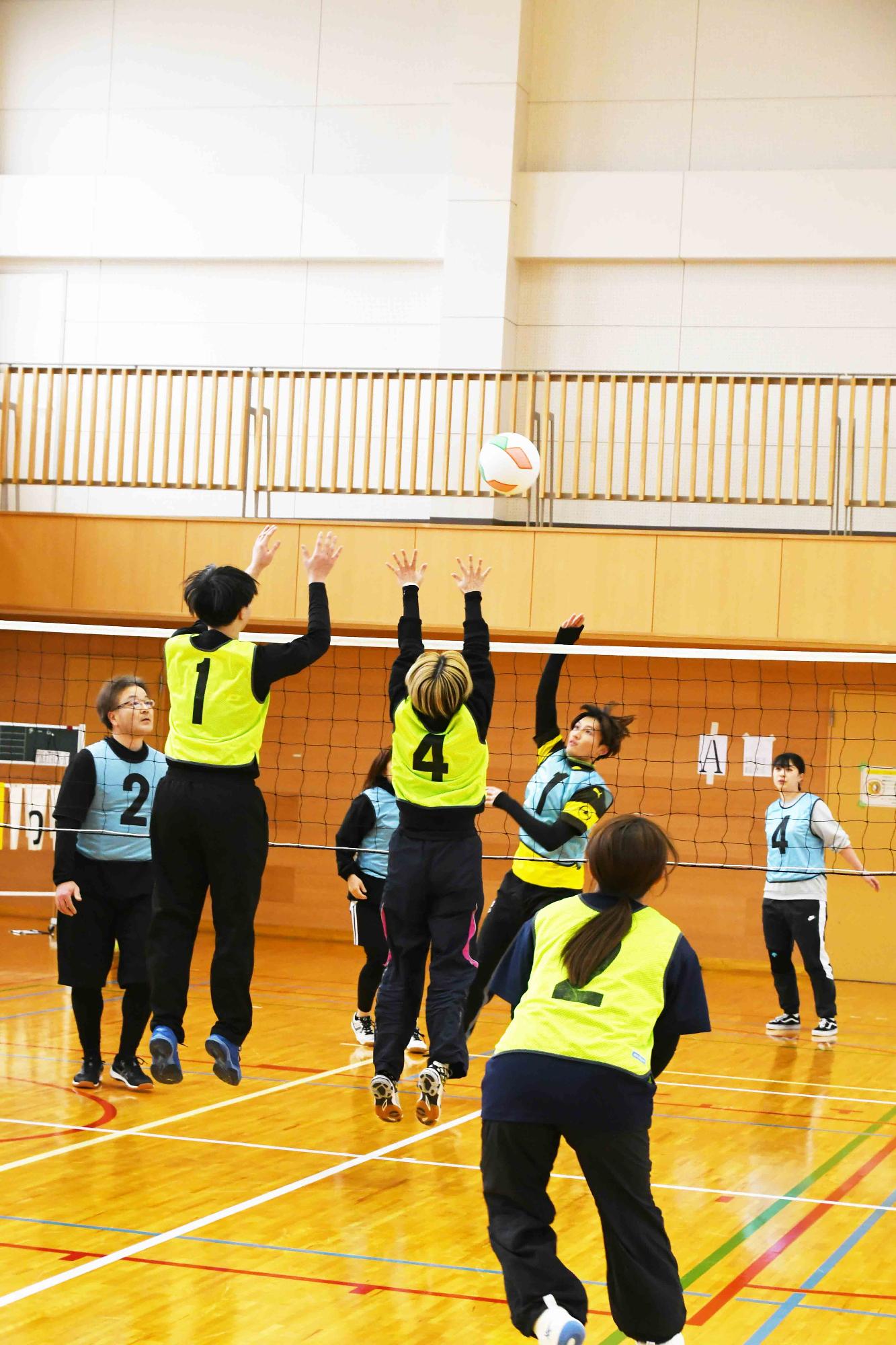 高いブロックにアタックが阻まれます