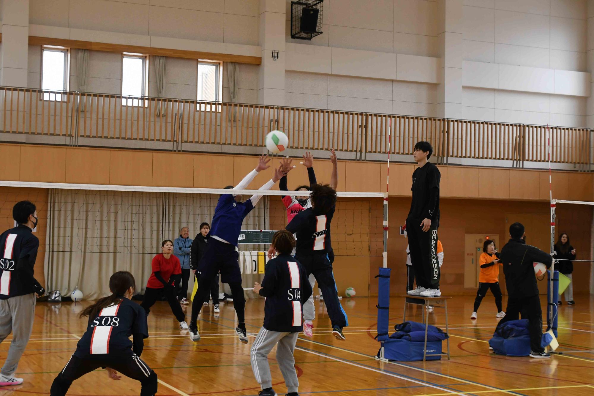 ネット際の激しいラリー