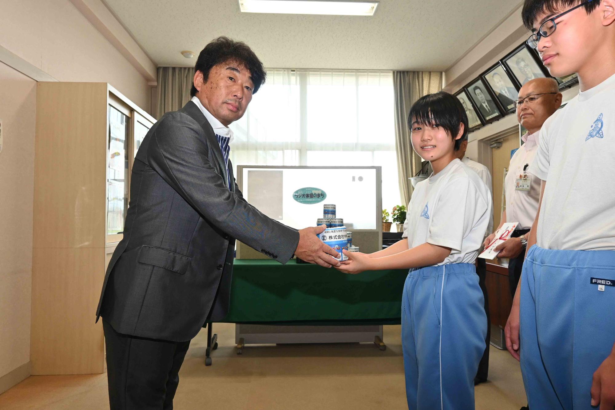 中村建設贈呈式1077