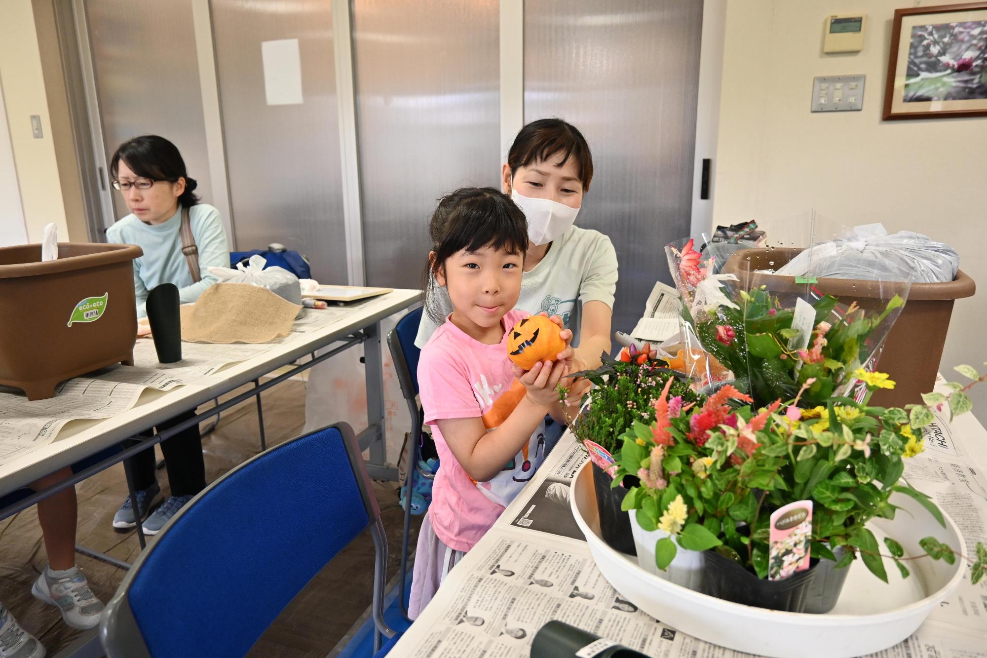 親子ふれ愛寄せ植え教室7219