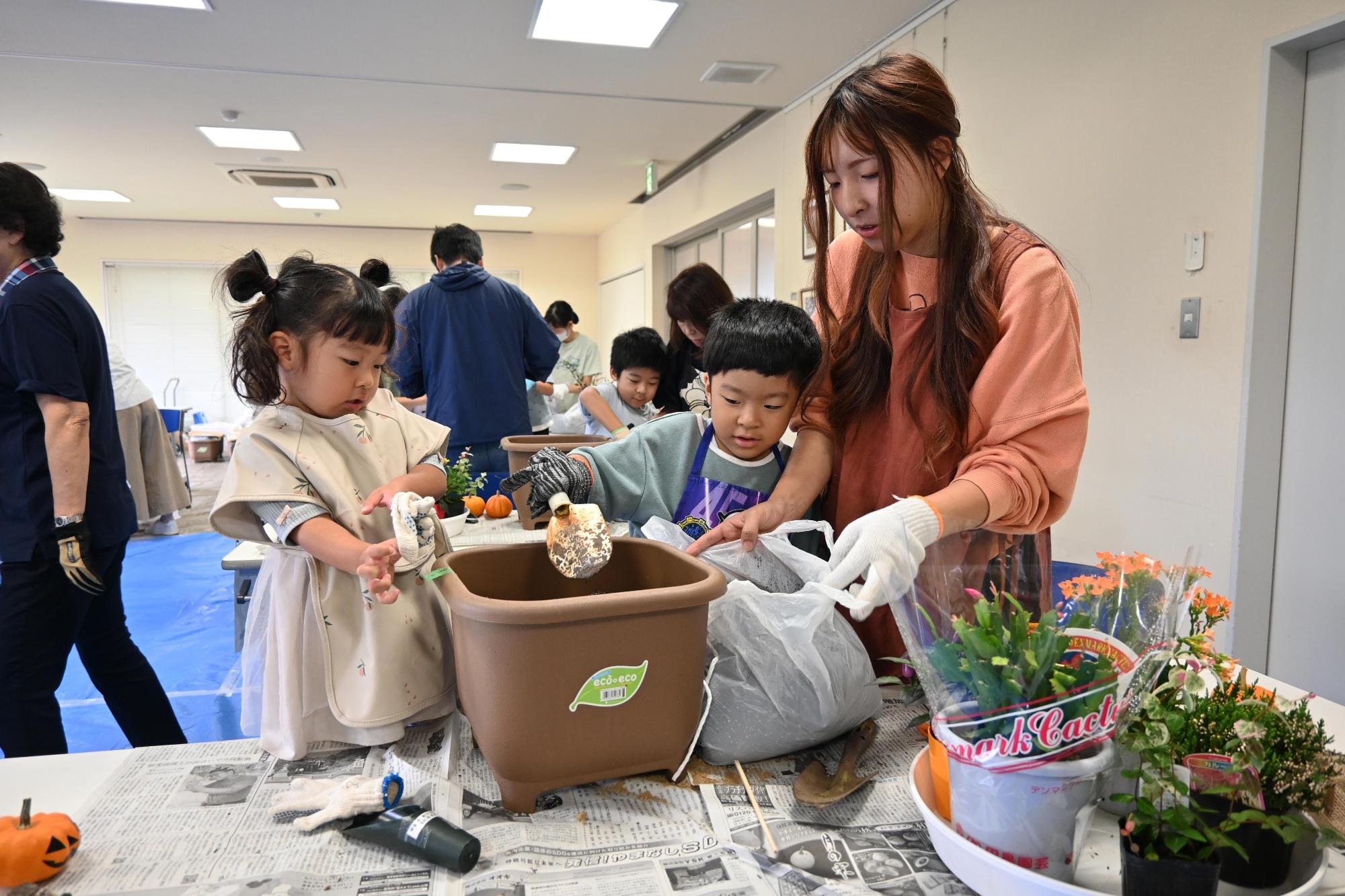 親子ふれ愛寄せ植え教室7299