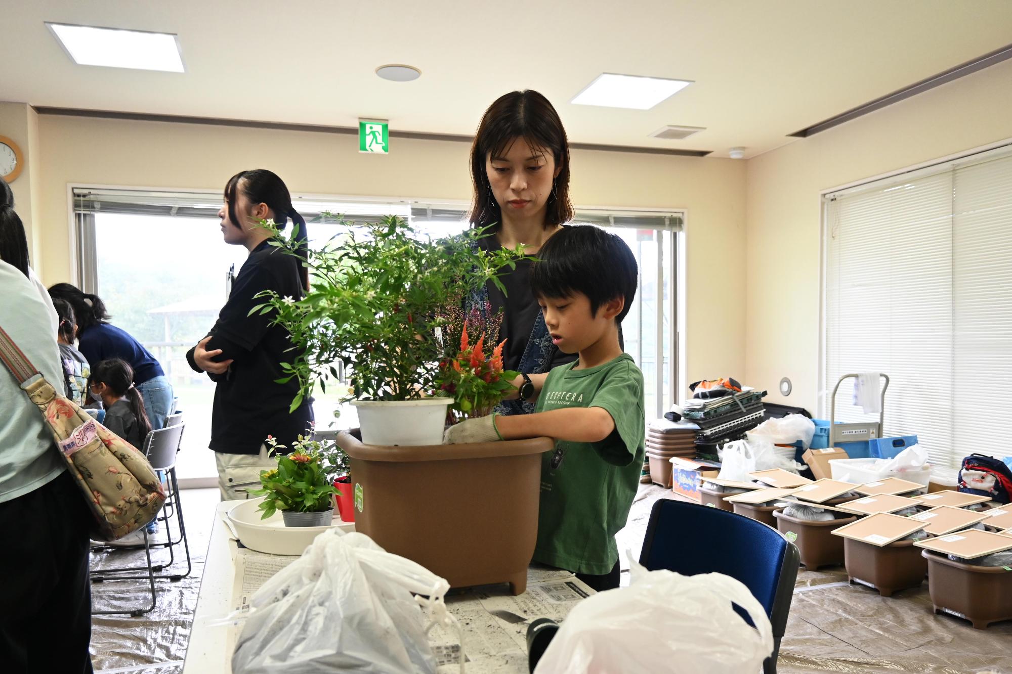 親子ふれ愛寄せ植え教室7325