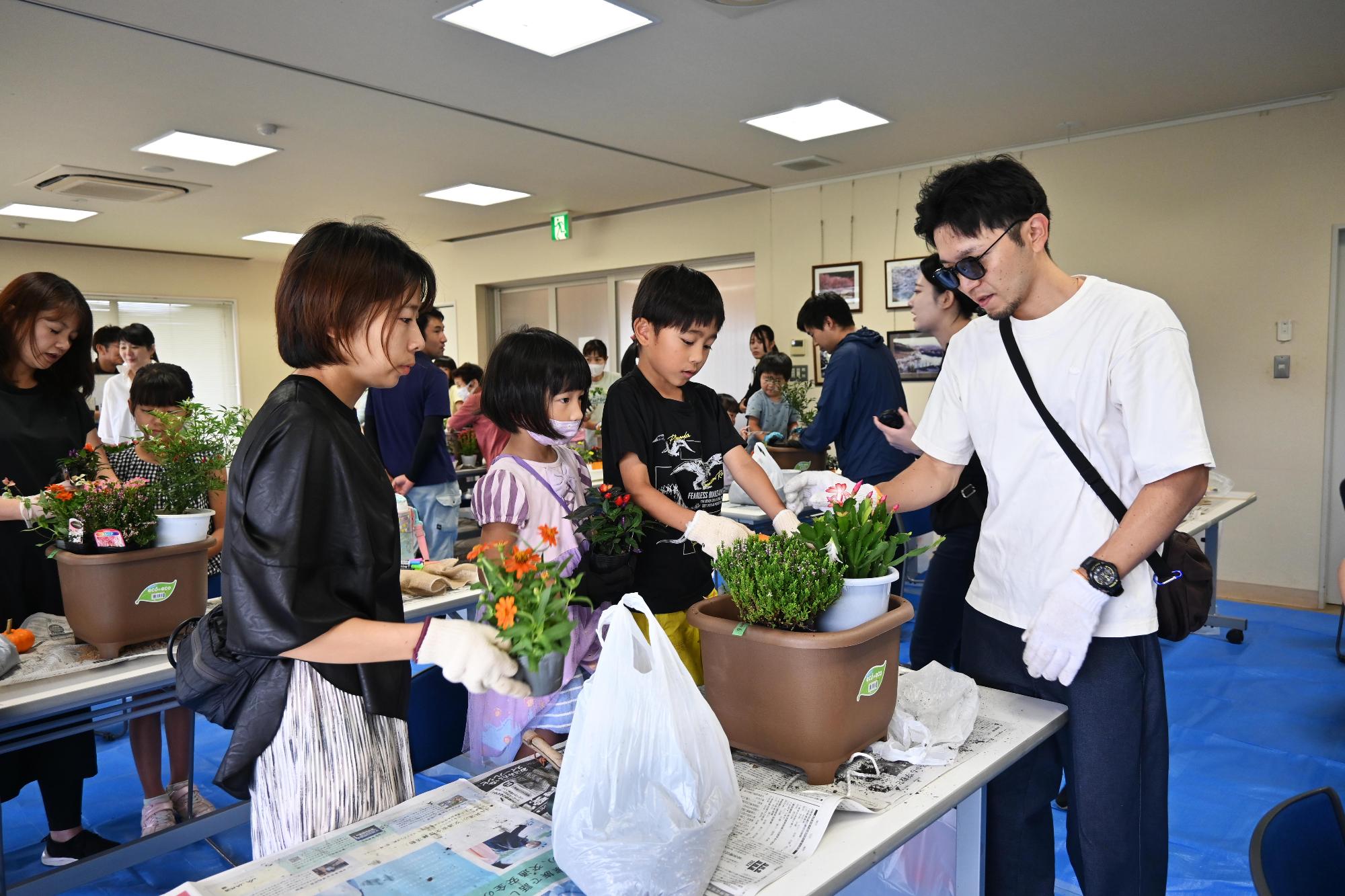 親子ふれ愛寄せ植え教室7341
