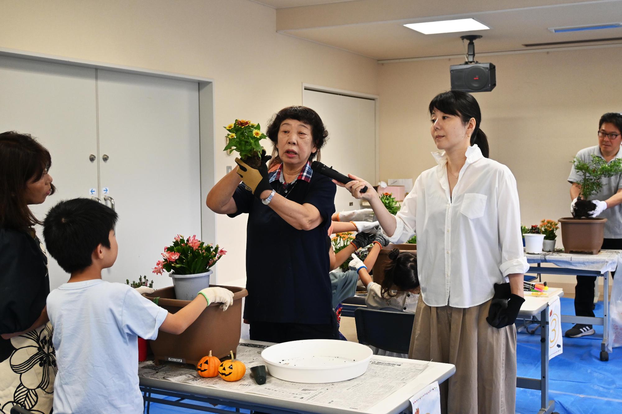 親子ふれ愛寄せ植え教室7373