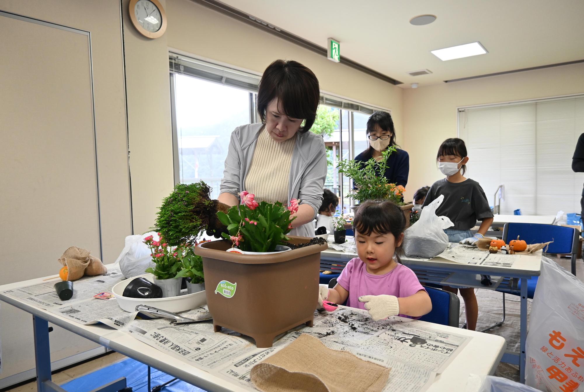 親子ふれ愛寄せ植え教室7404