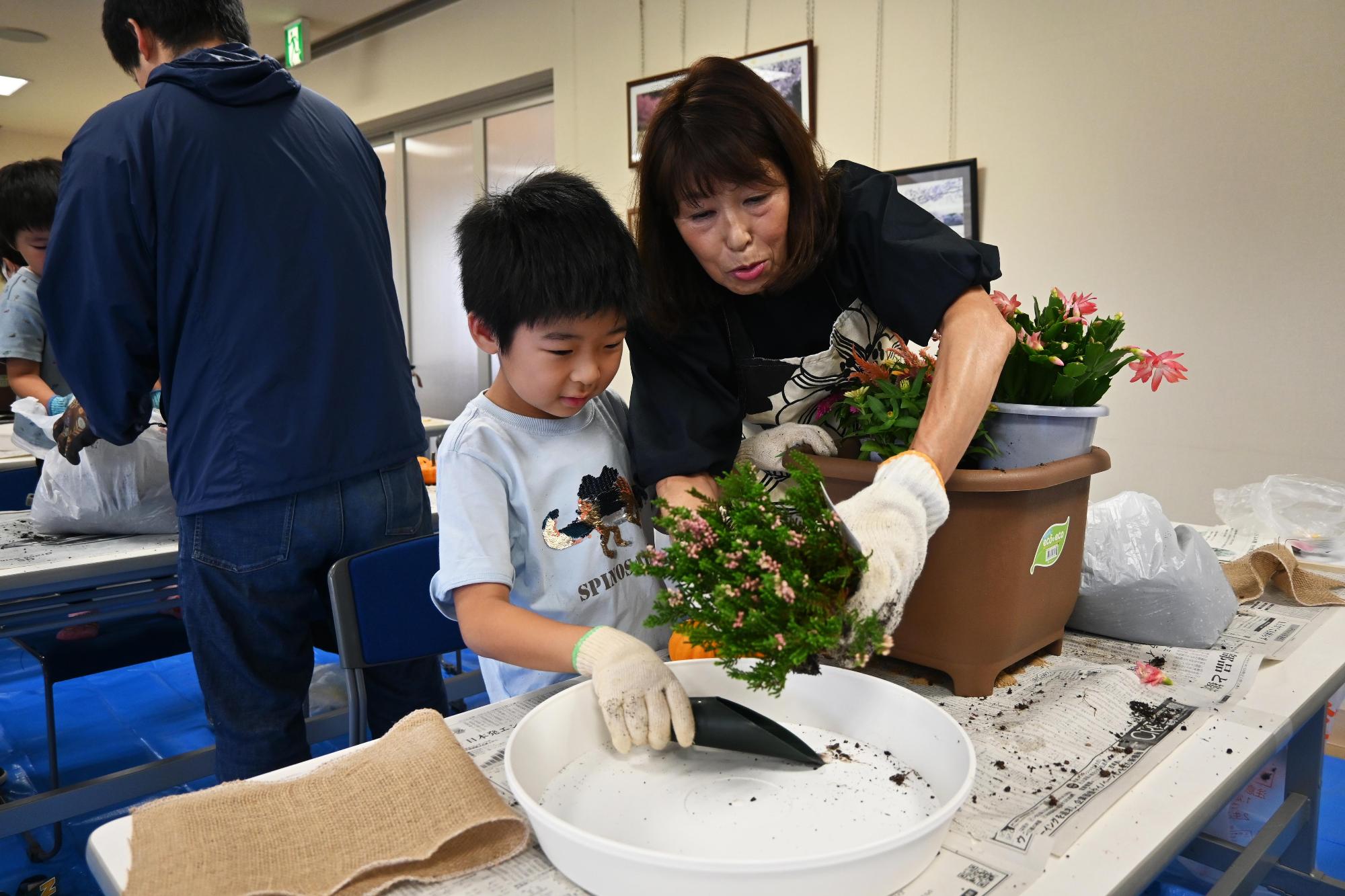 親子ふれ愛寄せ植え教室7409