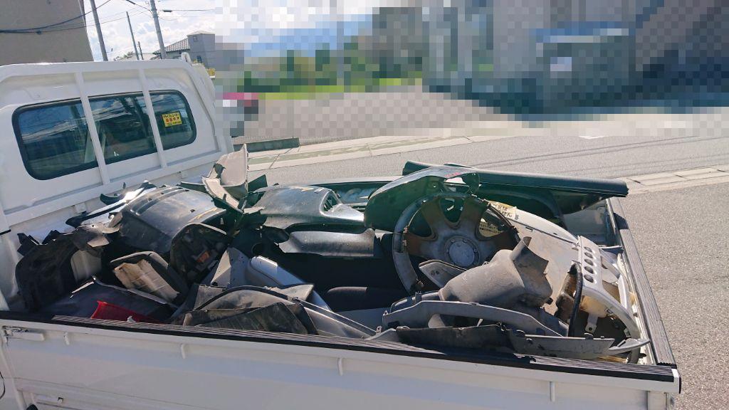 不法投棄された車のぱーつ