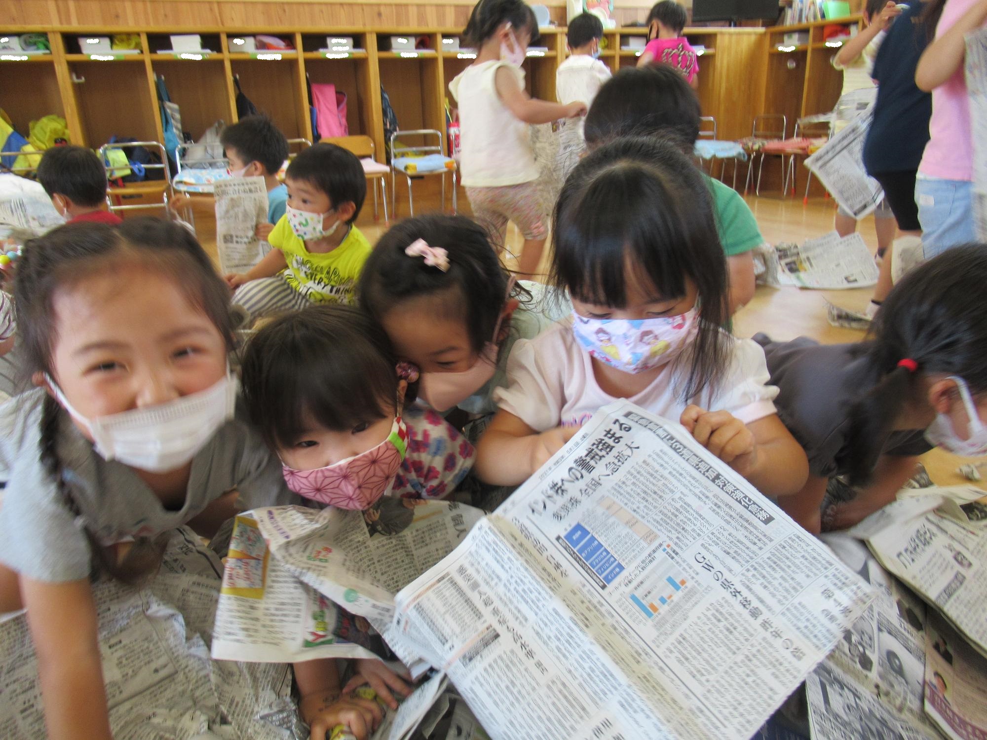新聞紙遊び