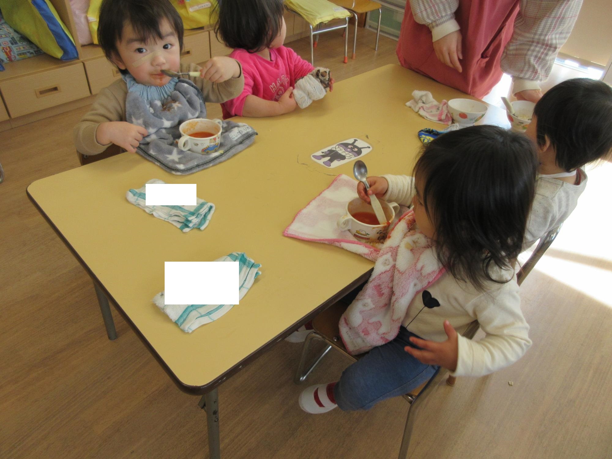 給食を食べるき2組