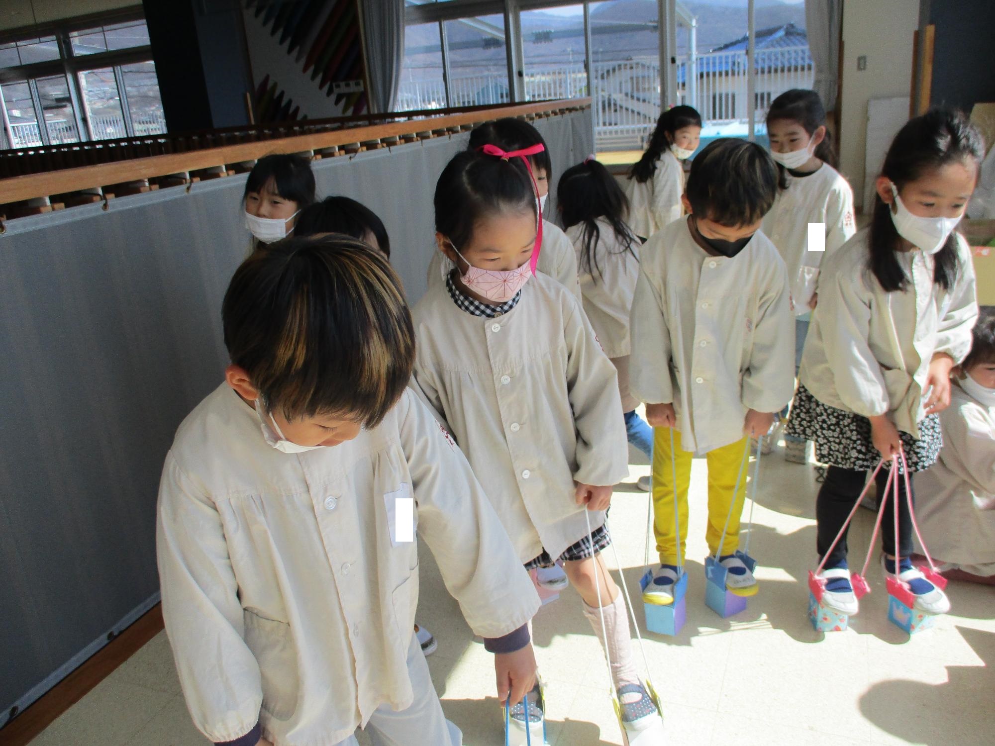 中学生からもらった玩具で遊ぶもも組