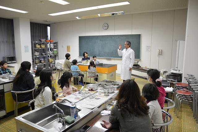 竜王南部公民館でたくさんの親子が白衣を着た館長の話を聞いている写真