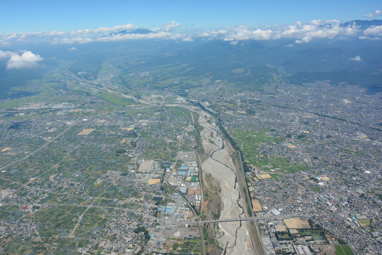 空から見た甲斐市の街並みの写真
