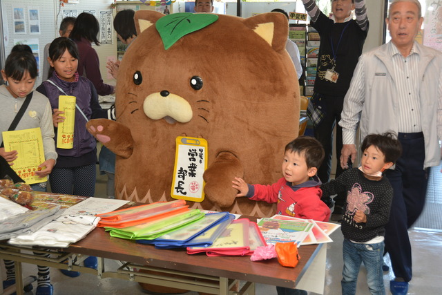 祭りで市民とふれあうやはたいぬの写真