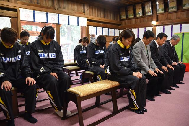 山梨クィーンビーズ必勝祈願の様子の写真2