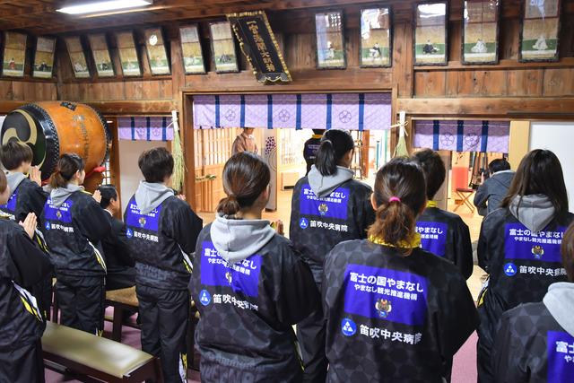 山梨クィーンビーズ必勝祈願の様子の写真5