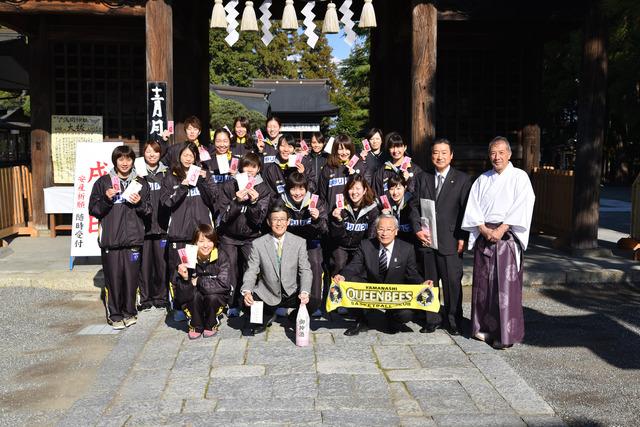 山梨クィーンビーズ必勝祈願の様子の写真6
