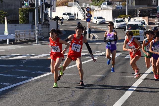 甲斐市Aチームの選手がたすきを次の選手に渡している写真