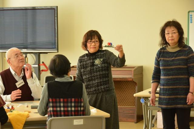甲府市で紙粘土教室を主宰する講師の安藤久子さんが作品を持っている写真