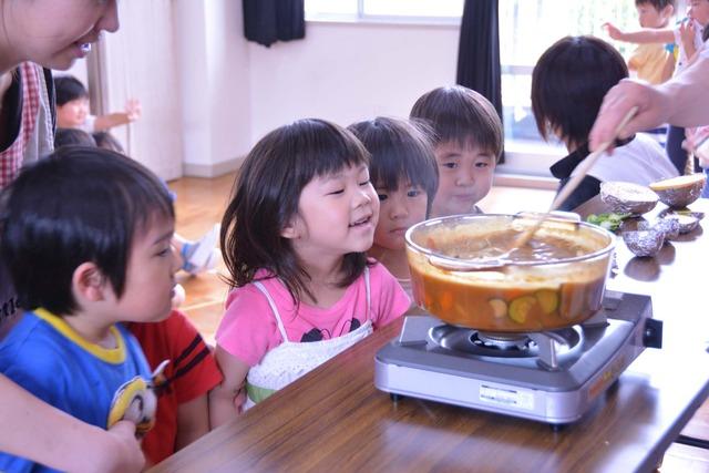 カレーのお鍋を見ている園児たちの写真