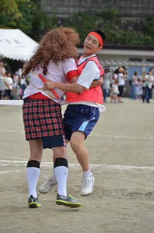 仮装した生徒とバトンを持った生徒の写真
