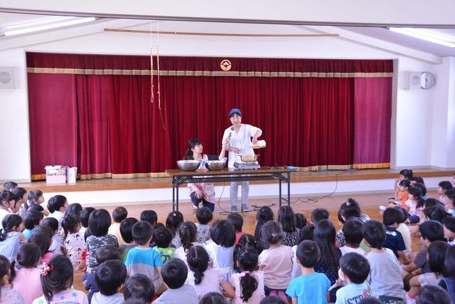 舞台での説明を聞いている園児たちの写真