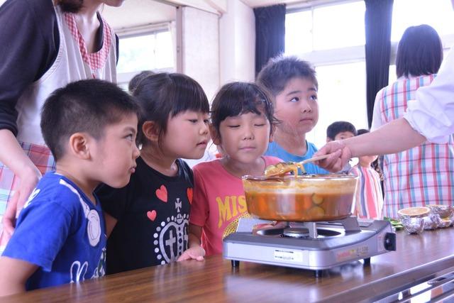 カレーのお鍋を見ている園児たちの写真
