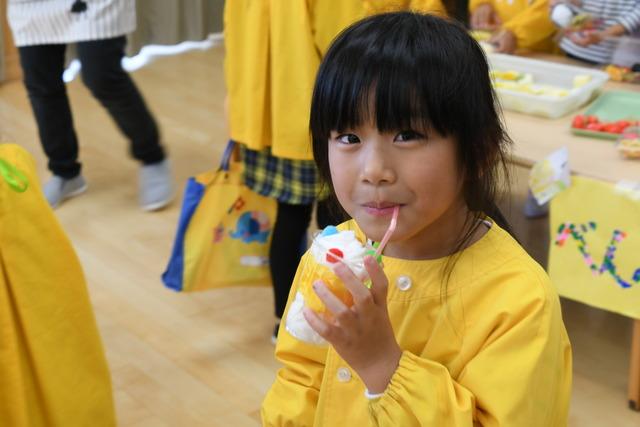 子供達が買った商品を食べている写真