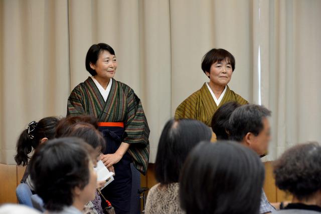 着物姿で並んで座る二人の語り部の女性の写真