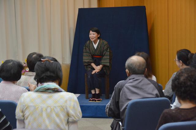 遠野ことばで参加者に語りかける大平さん